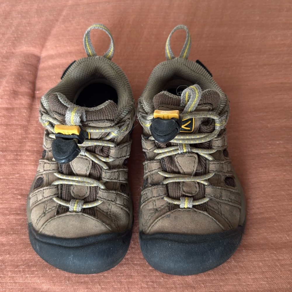 Keen toddler waterproof shoes size 8 EUC